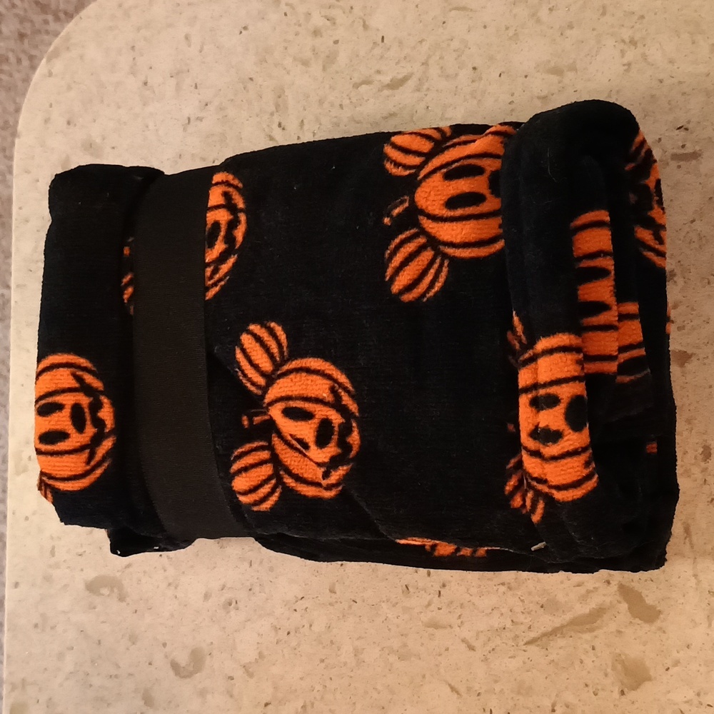 2 Pack Disney Black and Orange Pumpkin Hand Towels - Picture 4 of 4